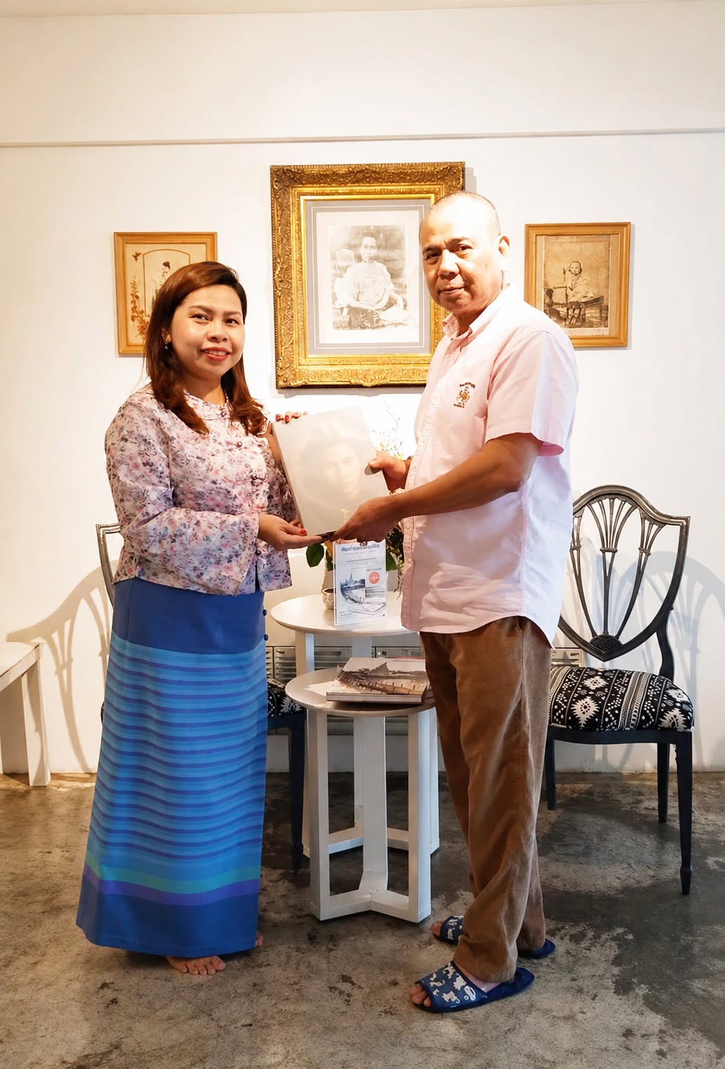 ภาพประกอบ :ศาสตราจารย์กันต์ พูนพิพัฒน์ มอบหนังสือที่ระลึกในการพระราชทานเพลิงศพ นางพูนศรี พูนพิพัฒน์