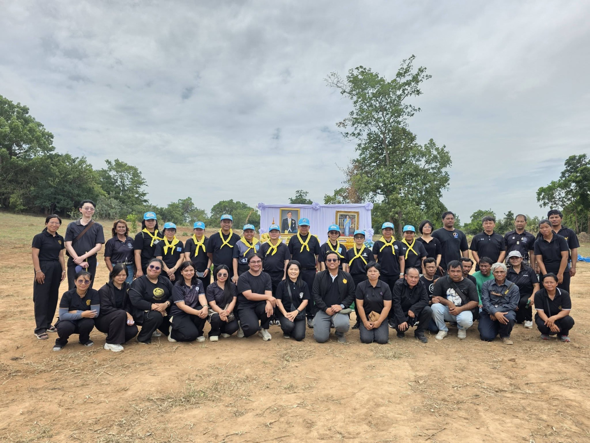 ภาพประกอบ :ผู้อำนวยการหอสมุดฯ เข้าร่วมกิจกรรมเฉลิมพระเกียรติและถวายพระราชกุศล กิจกรรมจิตอาสาปลูกต้นไม้เฉลิมพระเกียรติ และสืบสานพระราชปณิธาน ครั้งที่ 6