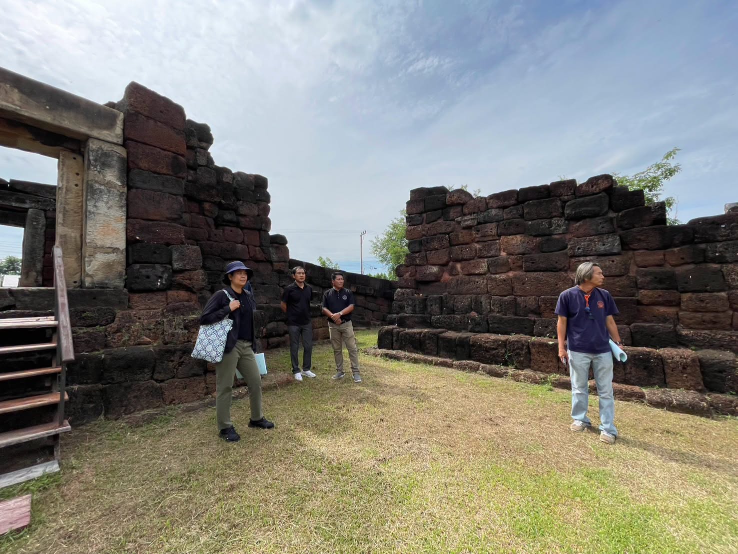 ภาพประกอบ :ตรวจรับงานโครงการจ้างเหมากำจัดวัชพืชในเขตโบราณสถานสำนักศิลปากรที่ ๘ ขอนแก่น ณ โบราณสถานกู่แก้ว บ้านหัวสระ ตำบลดอนช้าง อำเภอเมือง จังหวัดขอนแก่น