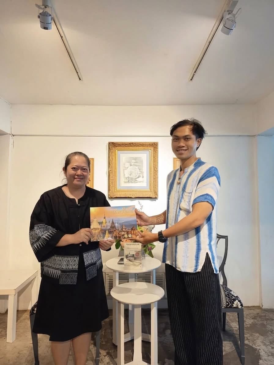ภาพประกอบ :หอสมุดแห่งชาติรัชมังคลาภิเษก เชียงใหม่ มอบหนังสือ "เชียงใหม่ นครหลวงแห่งอาณาจักรล้านนา" ให้กับหอภาพถ่ายล้านนาของมูลนิธิรองศาสตราจารย์กันต์ พูนพิพัฒน์
