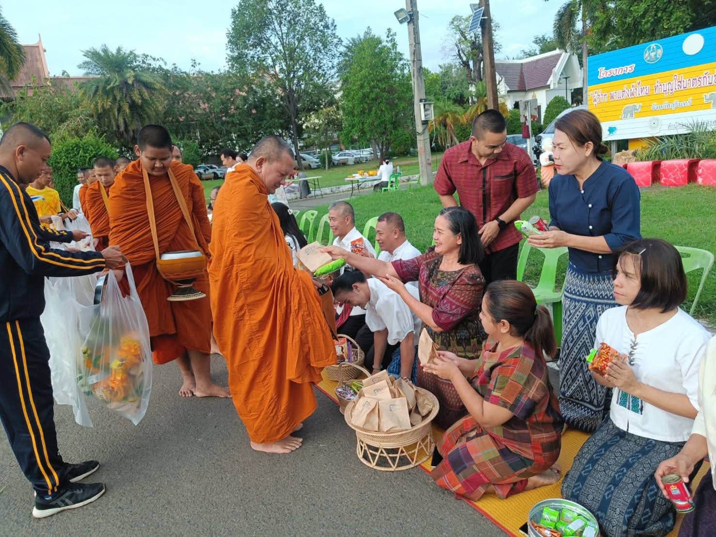 ภาพประกอบ :กิจกรรมพิธีทำบุญตักบาตรพระสงฆ์ ในโครงการนุ่งผ้าไหมใส่บาตรทุกเช้าวันเสาร์ของเดือน ประจำปีงบประมาณ พ.ศ. ๒๕๗๐