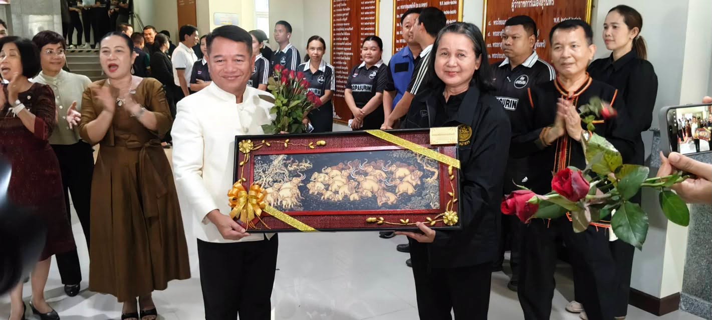 ภาพประกอบ :แสดงความยินดี มอบของที่ระลึก และส่งท่านผู้ว่าราชการจังหวัดสุรินทร์