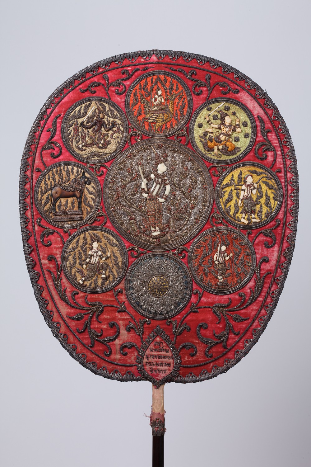 ตัวอย่างภาพโบราณวัตถุจากนิทรรศการพิเศษผ้าไทย เรื่อง  วิจิตรภูษาพัสตราภรณ์ 