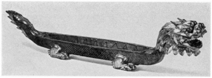 ภาพนาฬิกาธูปรูปมังกรทำด้วยไม้ลงรัก สมบัติส่วนบุคคลของ Helen C. Hager