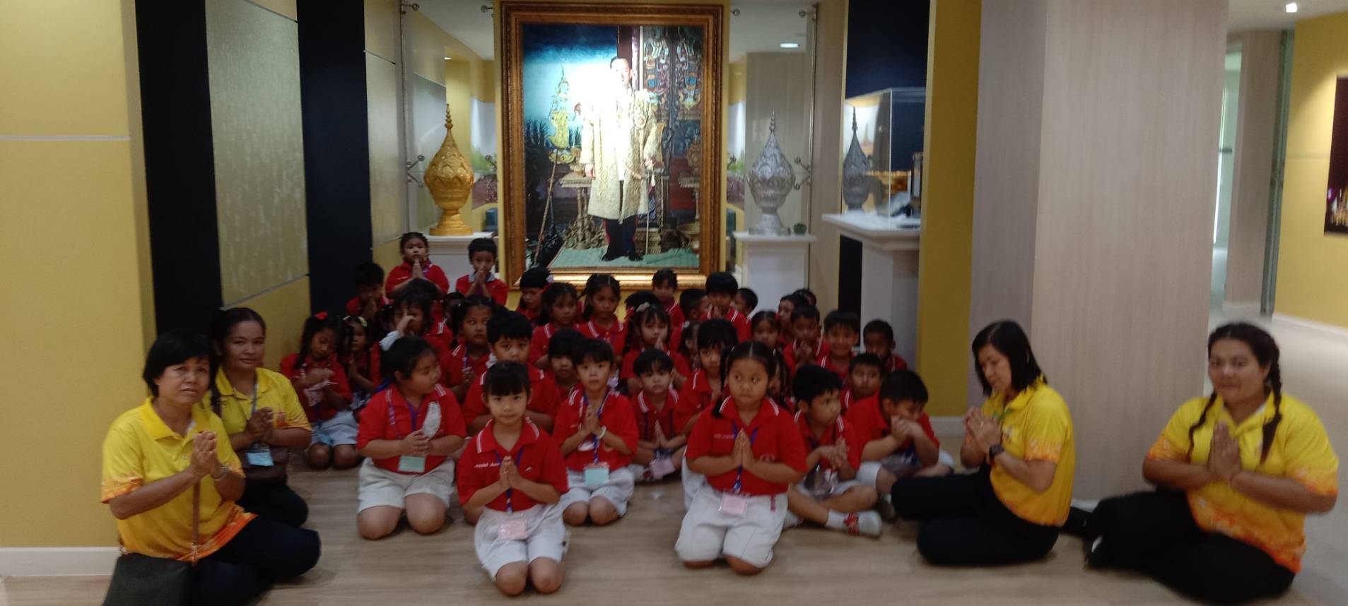 โรงเรียนเทศบาล 1 วัดศรีเมือง (นักเรียนชั้นอนุบาล 3)  (เวลา 09.40 น.) จำนวน 114 คน