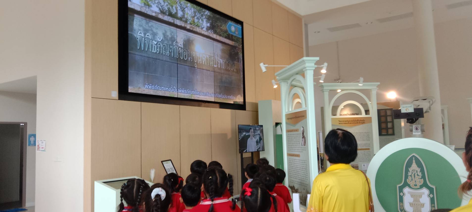 โรงเรียนเทศบาล 1 วัดศรีเมือง (นักเรียนชั้นอนุบาล 3)  (เวลา 09.40 น.) จำนวน 114 คน